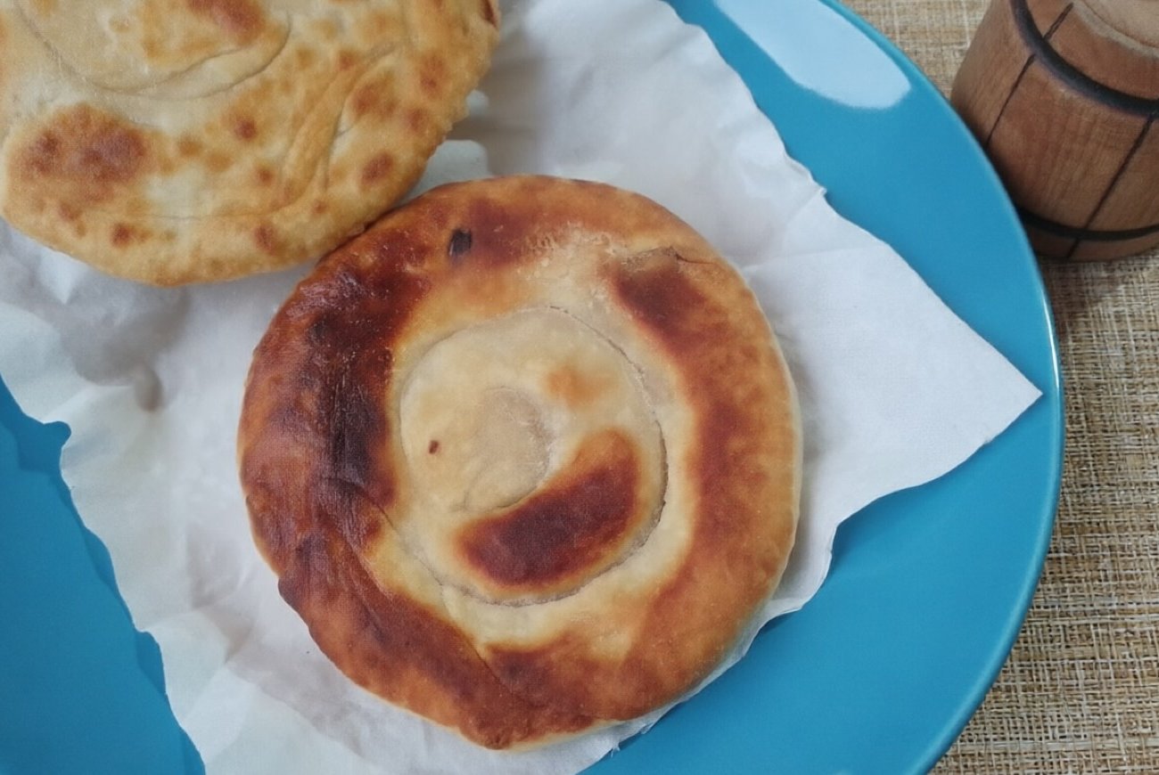 Невероятно пышные лепёшки к супу из простых продуктов: готовятся быстрее похода в магазин