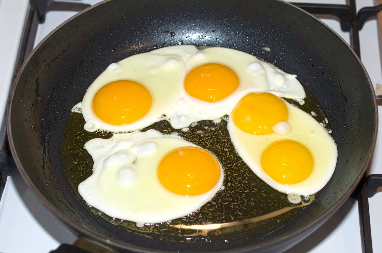 Как не допустить жирной яичницы: один продукт заменит масло и сделает блюдо невероятно нежным