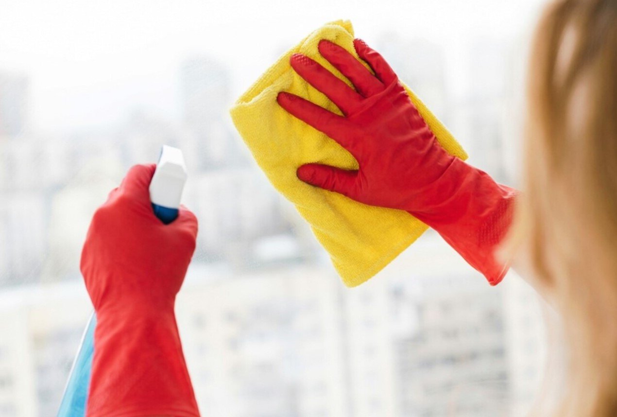 Добавьте это домашнее средство в воду и окна будут кристально чистыми: секрет мытья опытных клинеров