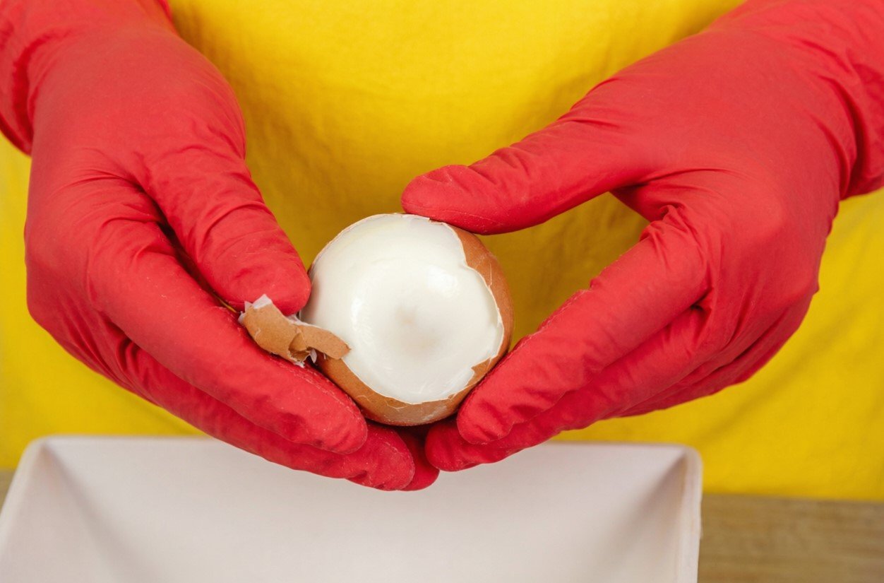 Скорлупа будет мгновенно слетать при очистке яиц: лайфхак опытных поваров