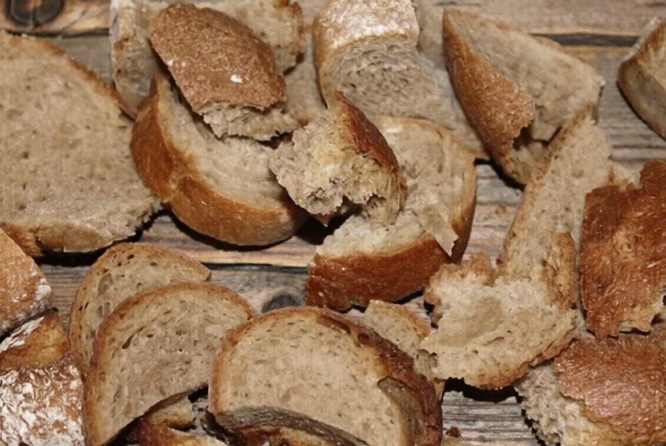 Не спешите выбрасывать черствый хлеб: 5 неожиданных способов пустить его в дело