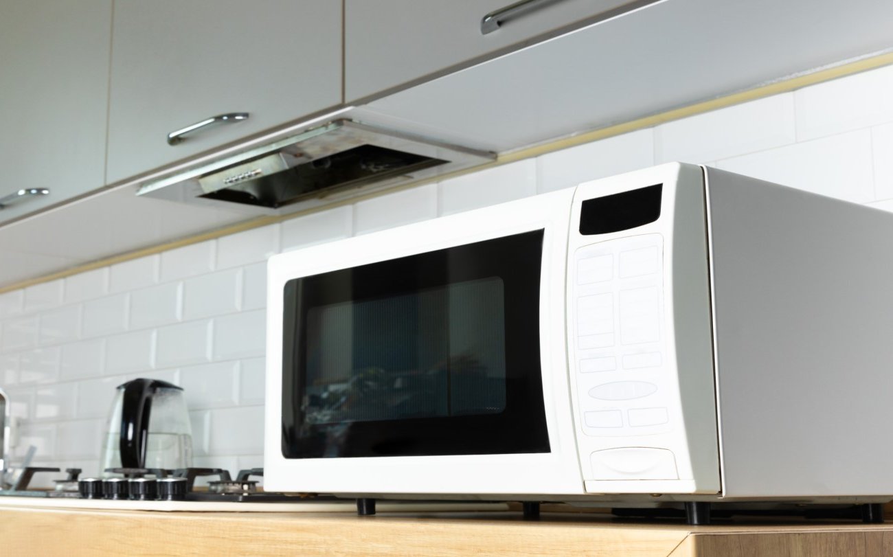Как отмыть микроволновку от жира и запахов за несколько минут: простой трюк с уксусом