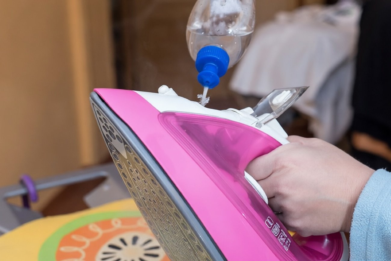 Какую воду нельзя заливать в утюг: запомните эти три правила