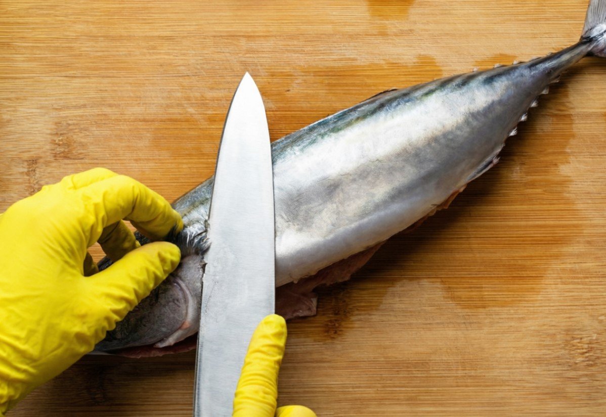 Как разделать селедку за 20 секунд: техника профессиональных поваров