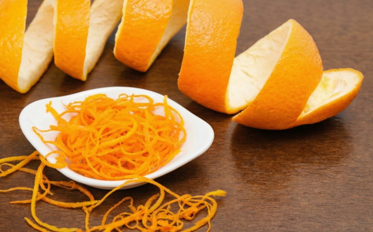 Почему опытные хозяйки никогда не выбрасывают кожуру цитрусовых: удивительные способы ее применения