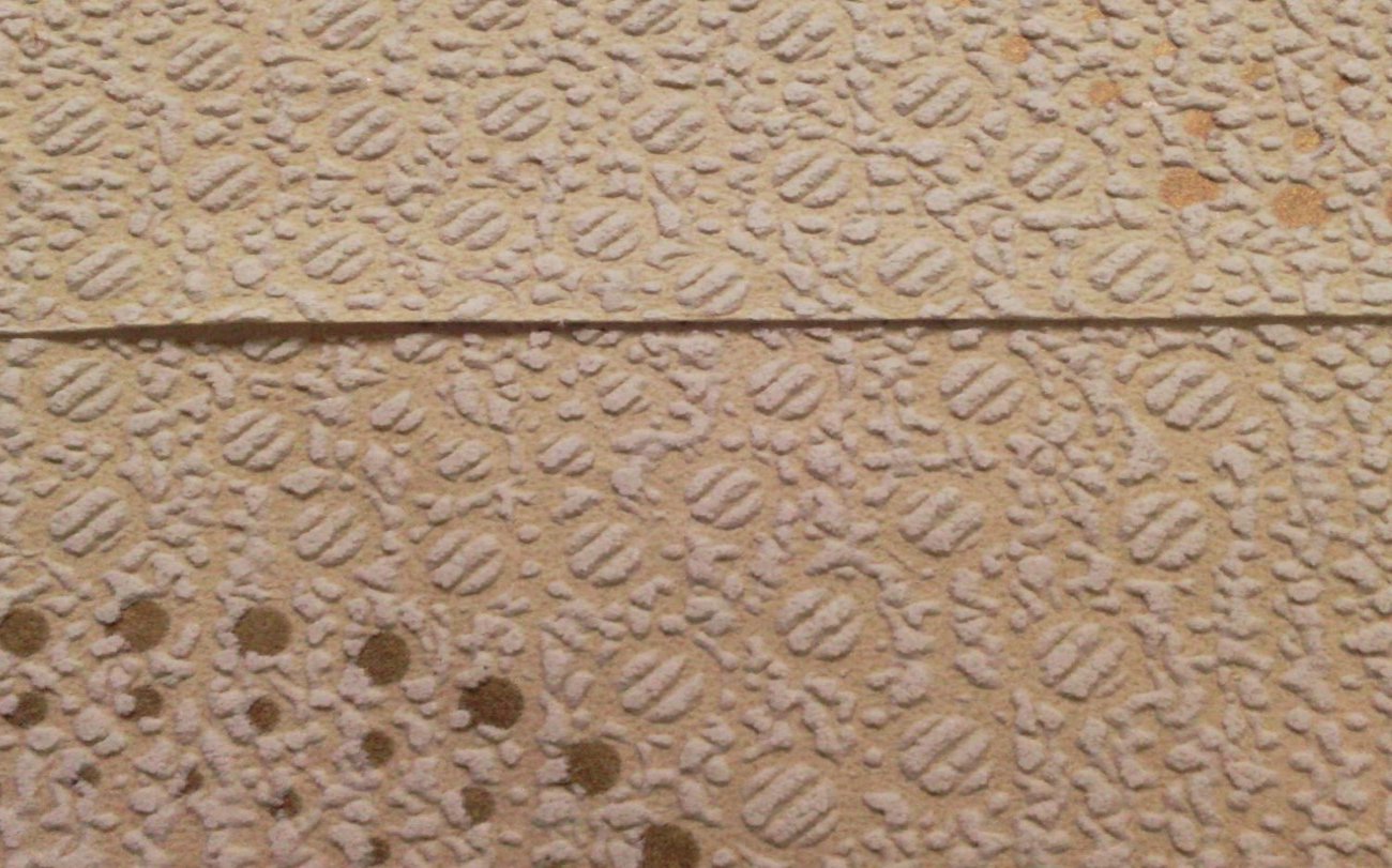 Как убрать видимые швы на обоях за пять минут: простой способ без вызова мастера