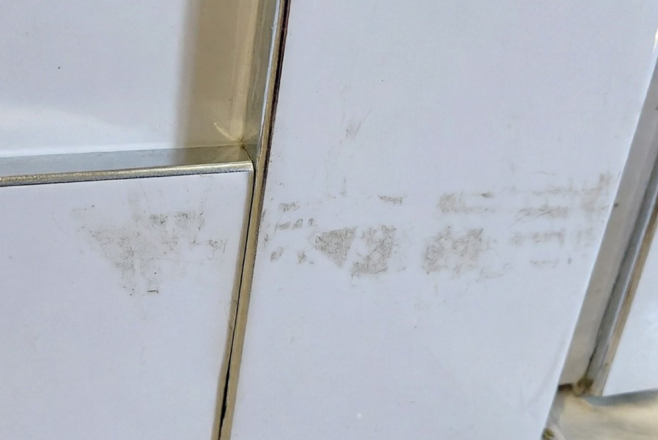 Как убрать следы скотча с пластиковых окон без вреда для рамы: быстрый способ с подручными средствами