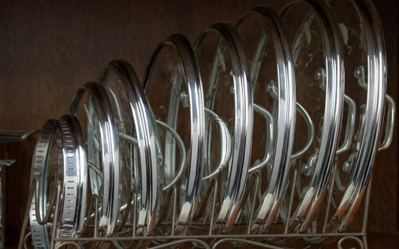 Въевшийся жир с крышек отходит за 30 секунд: шеф-повар показал простой трюк без химии и лишних усилий