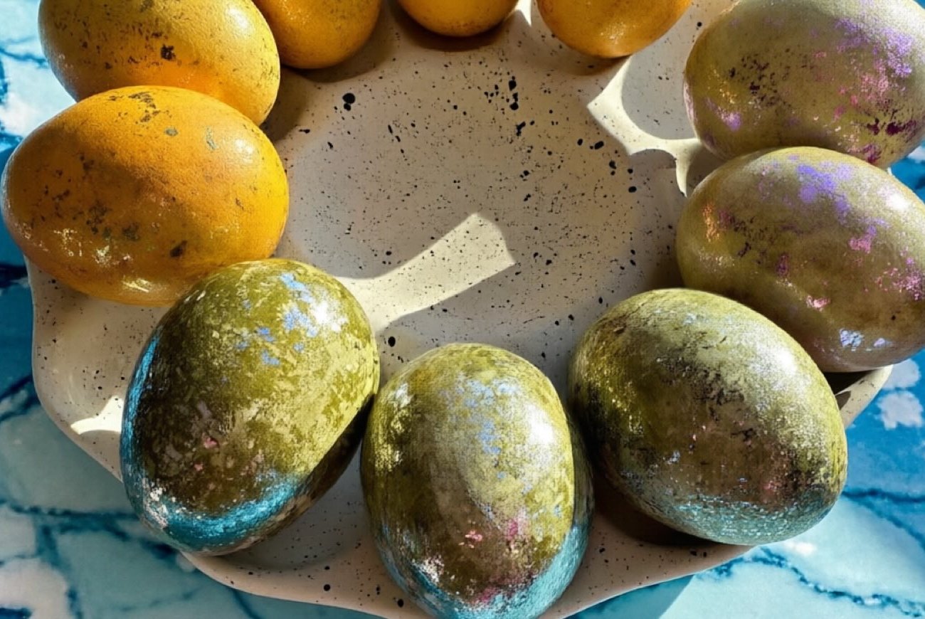 Пасхальные яйца оливкового цвета без химии и магазинных красителей: простой натуральный способ с каркаде и куркумой