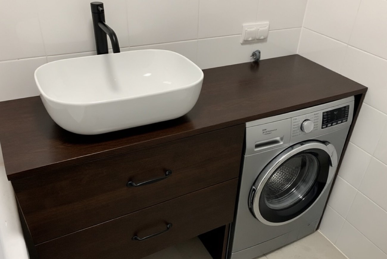 Почему ванная губит любую мебель и как этого избежать: разбираем причины и выбираем по-настоящему стойкие материалы