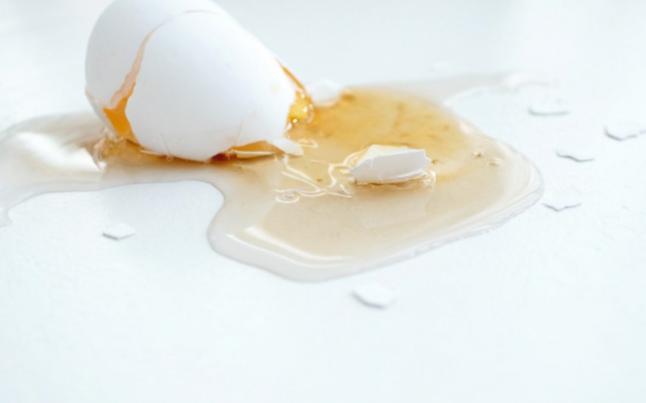 Разбитое яйцо можно спасти и пустить в дело: простые советы по использованию и срокам хранения