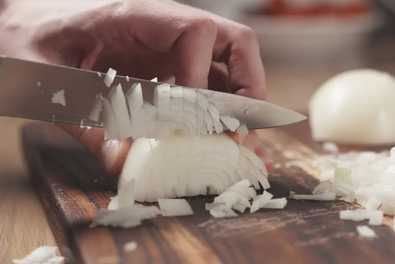 Четыре трюка, которые помогут резать лук без слёз: простые и быстрые способы