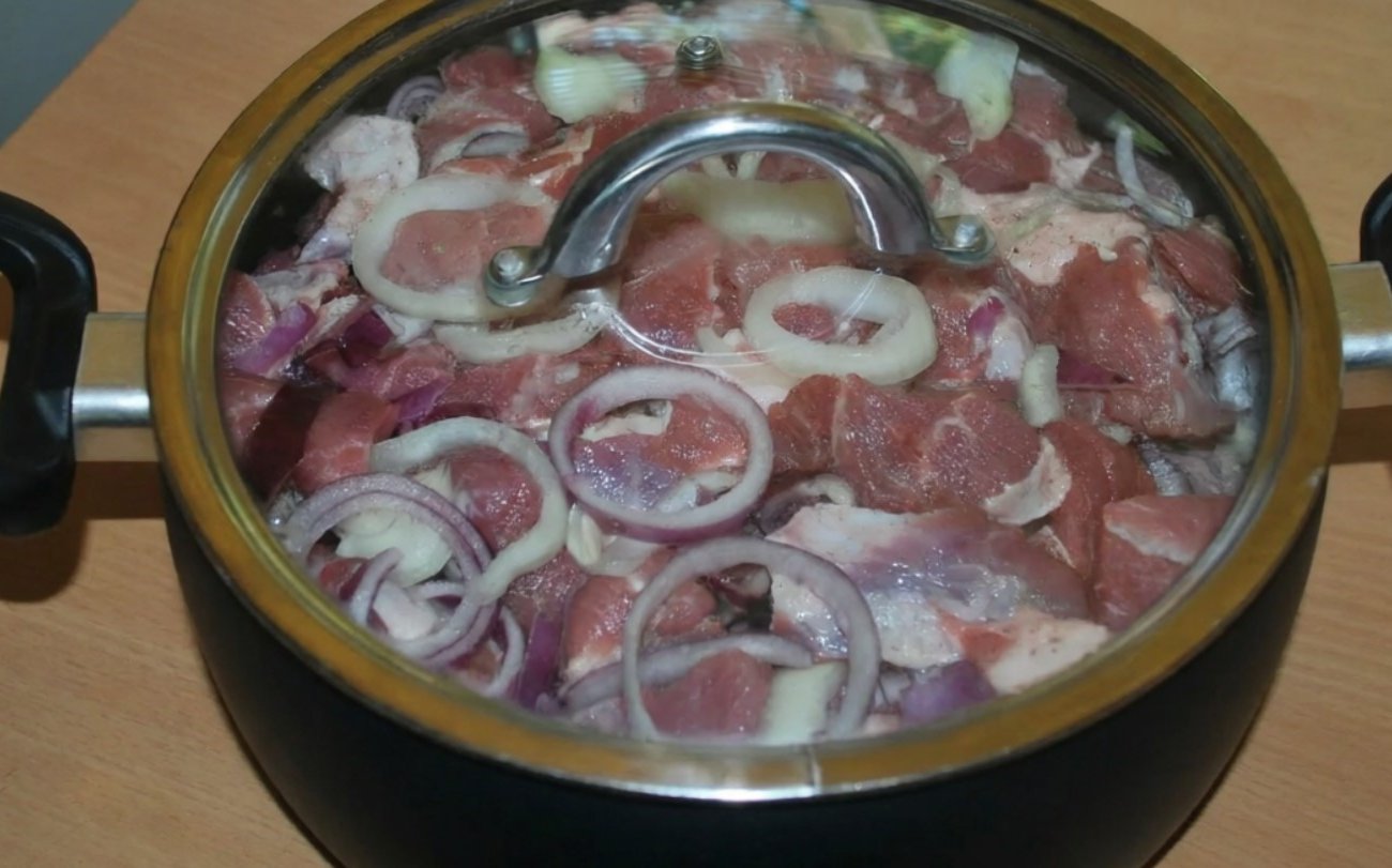 Почему шашлык получается жёстким даже после долгого маринования: секрет кроется не в уксусе и не во времени выдержки