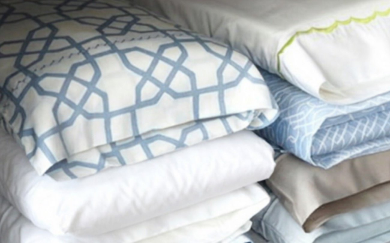 Как сложить простыню так, чтобы она не развалилась в шкафу: запомните секрет техники