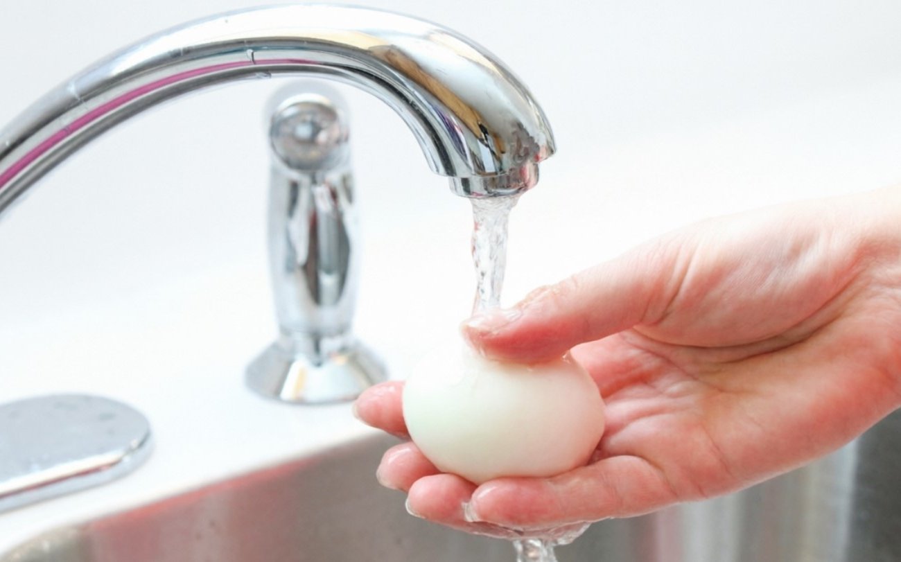 Почему яйца портятся быстрее после мытья: научный факт о кулинарной безопасности