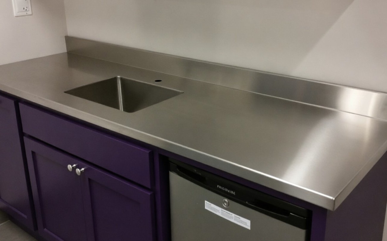 Нержавейка на кухне и в ванной заблестит за одну минуту: простой метод убрать разводы