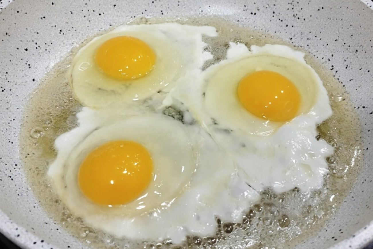 Белок не станет резиновым, а желток останется жидким: когда солить яичницу правильно