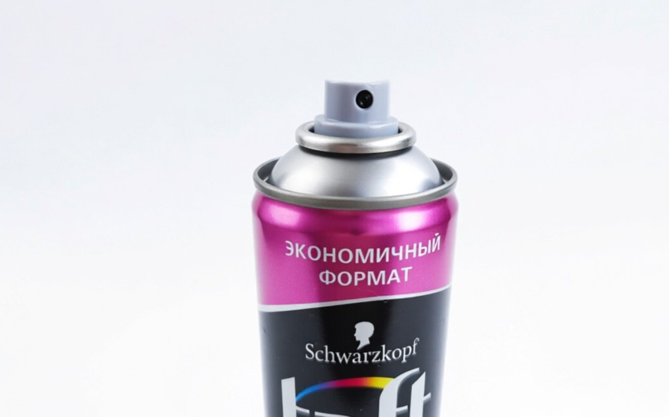 Лак для волос справится там, где другие средства бессильны: четыре оригинальных приёма использования средства