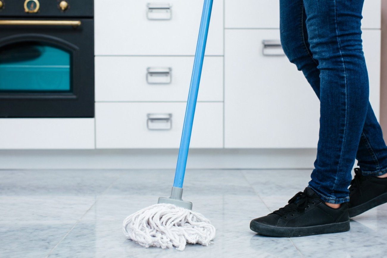 Как добиться чистоты полов без ежедневного мытья: простая добавка надолго создаст защитный барьер