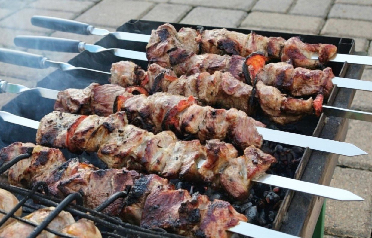 Как сделать шашлык нежным без уксуса и кефира: один ингредиент сделает мясо идеальным