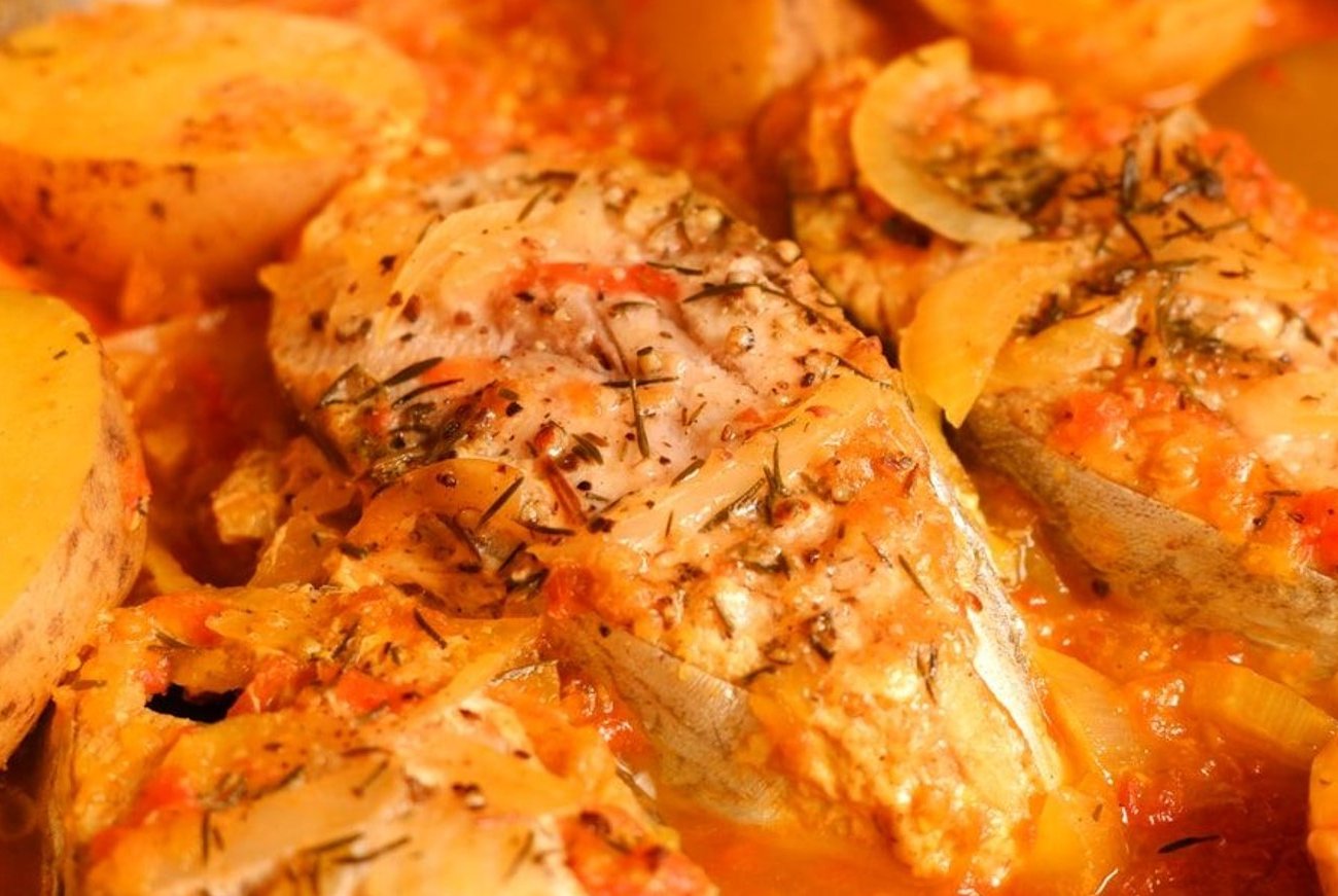 Как сделать из дешевого минтая ресторанное блюдо: простая технология запекания творит чудеса