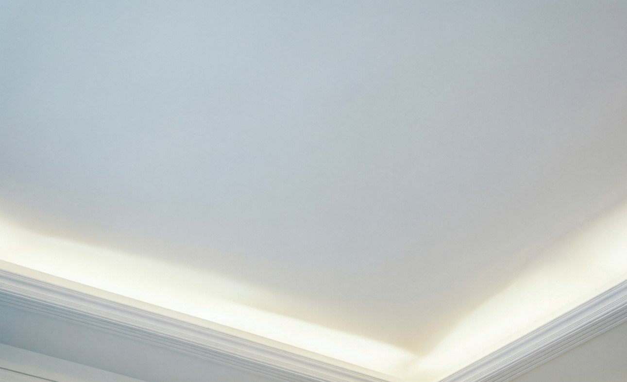 Как помыть потолок за 15 минут без разводов: три проверенных способа для натяжных и крашеных покрытий