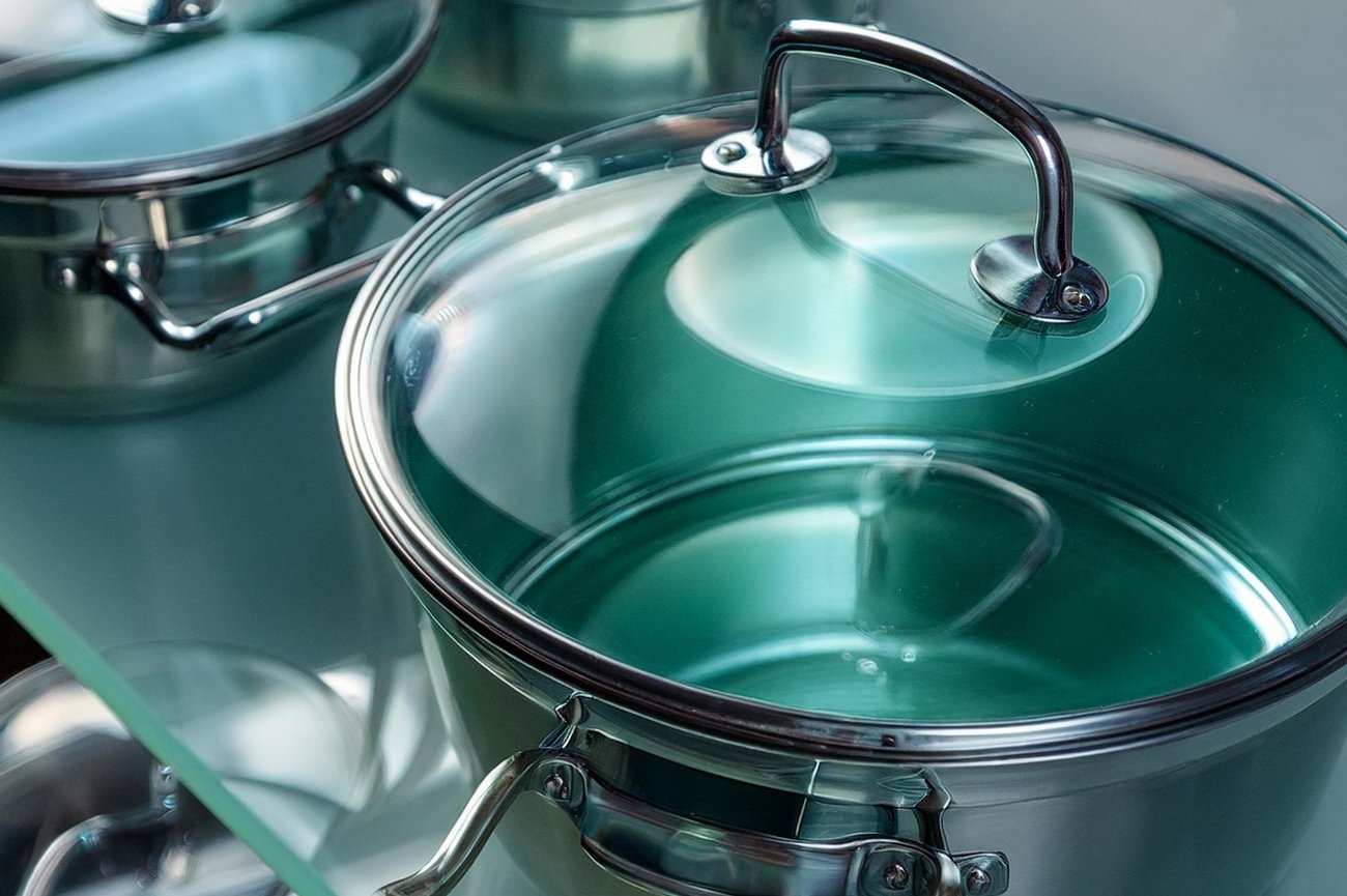 Как вернуть пригоревшей кастрюле идеальный вид: от застарелого нагара не останется и следа