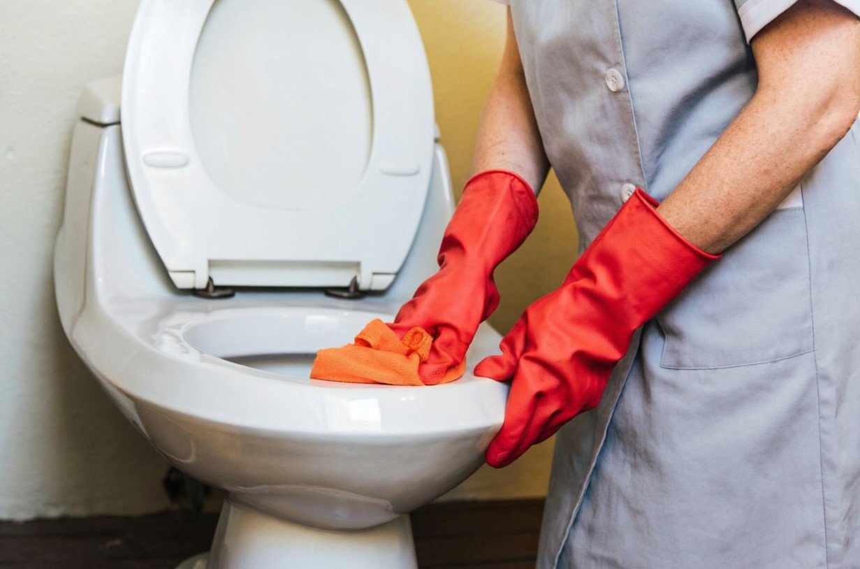 Половину стакана в унитаз — и он сверкает: секрет чистоты без дорогой химии