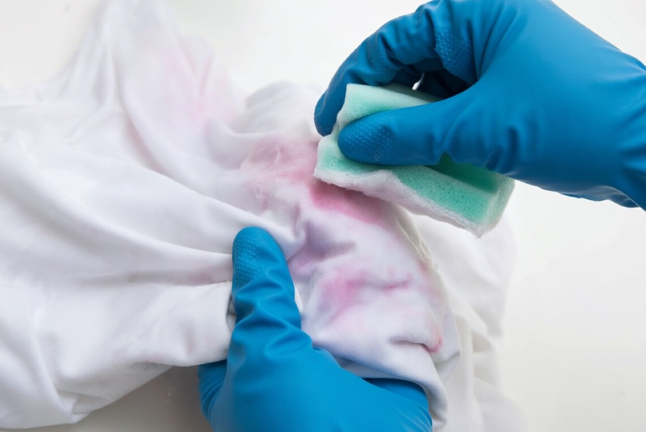 Пятна от краски для волос на полотенце исчезнут без следа: домашние хитрости для идеальной чистоты