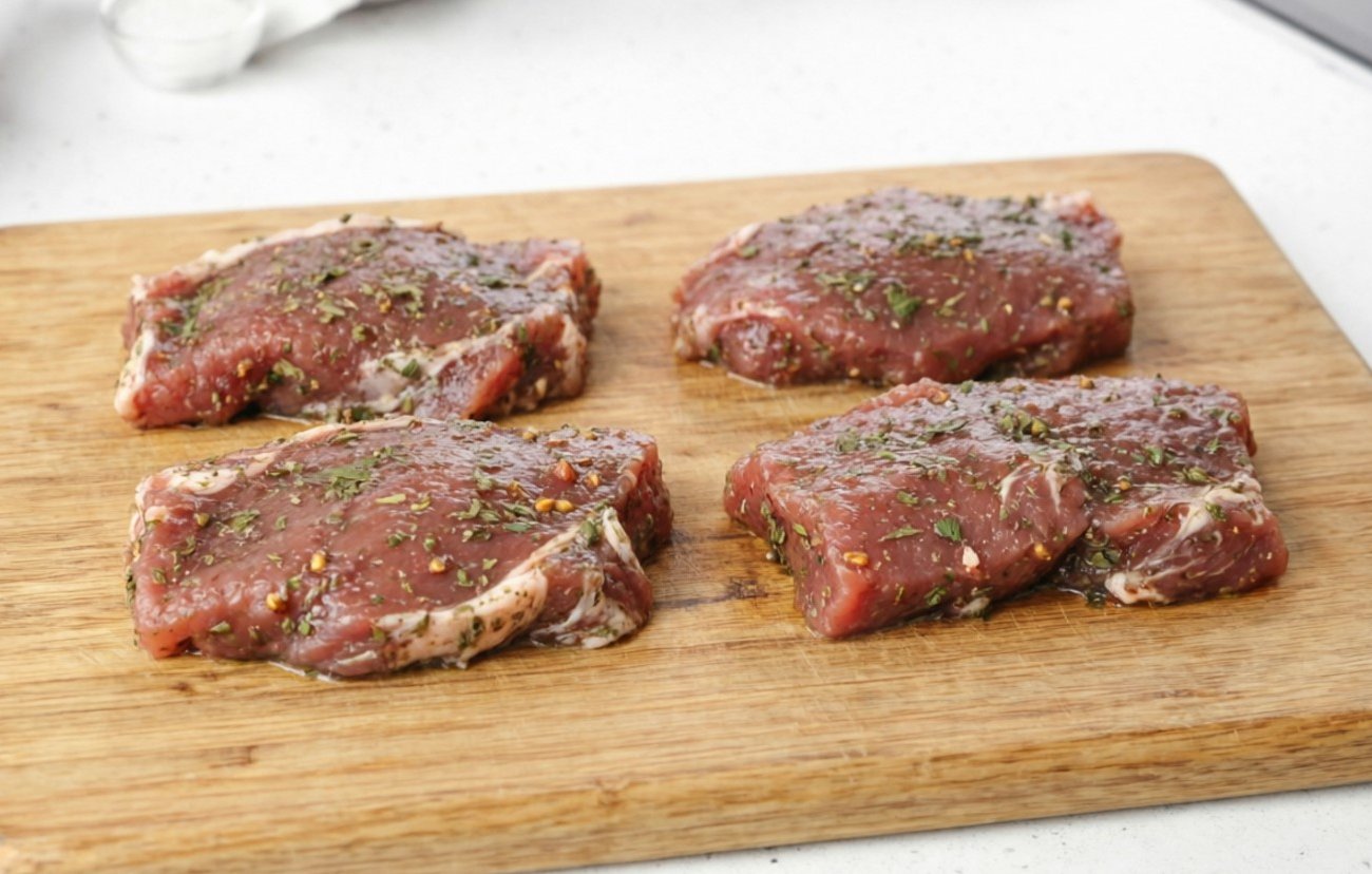 Как сделать мясо сочным и нежным: простой секрет маринада сделает блюдо идеальным