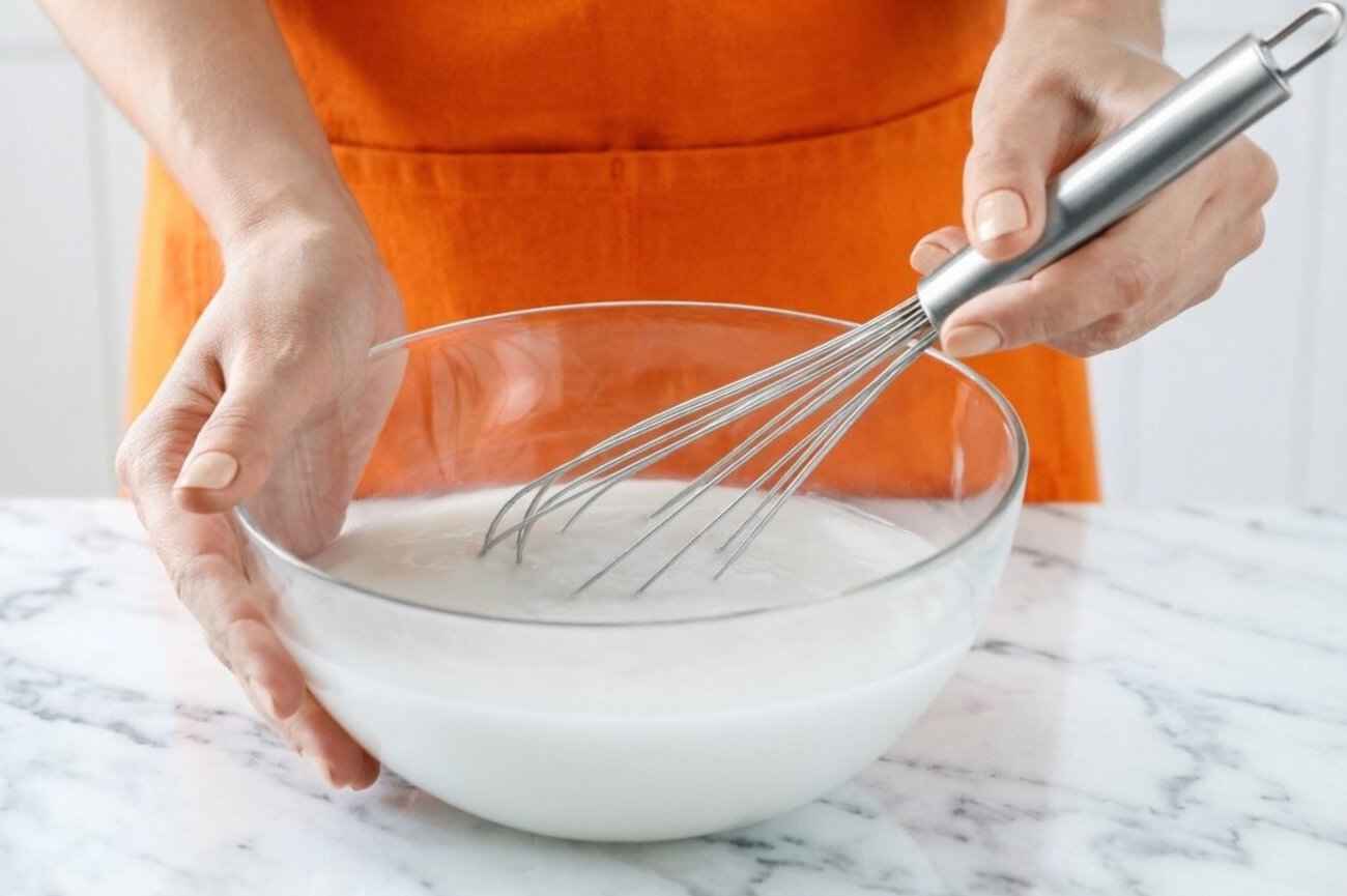 Как взбить сливки без миксера: простой лайфхак с обычной банкой, о котором мало кто знает