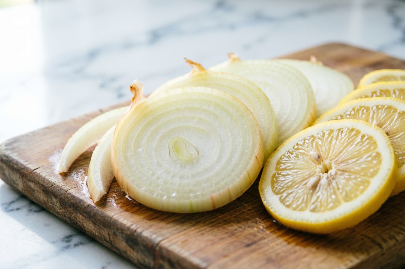Как правильно заморозить лук и лимоны: простые хитрости для экономии времени на кухне