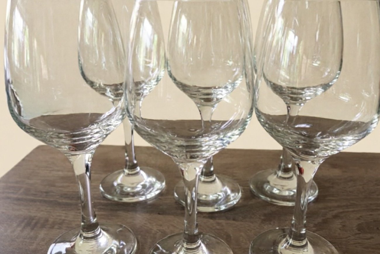 Стеклянные бокалы будут сиять без единого развода: запомните простые хитрости опытных хозяек