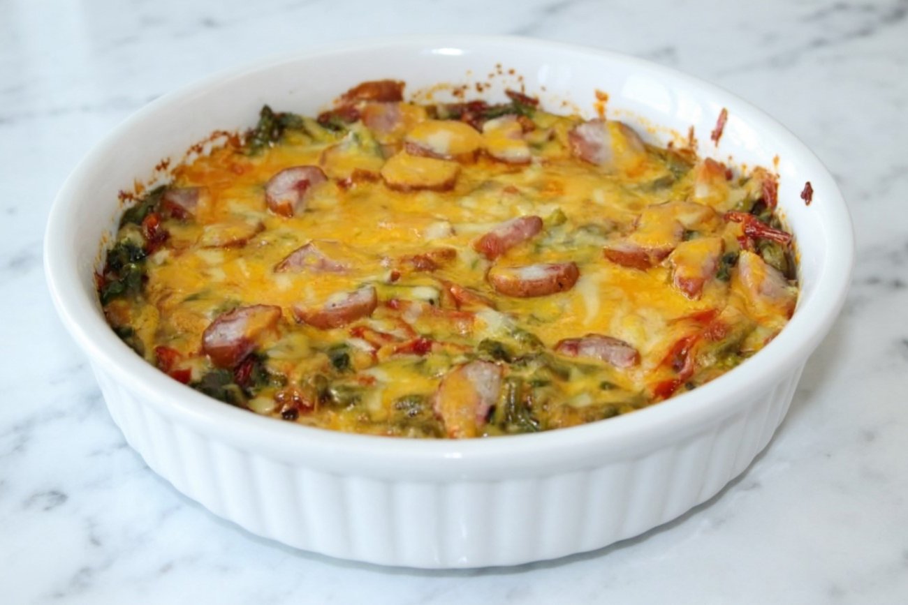 Как не тратить время на пиццу: быстрая запеканка с фасолью и сосисками — проще, сытнее и вкуснее