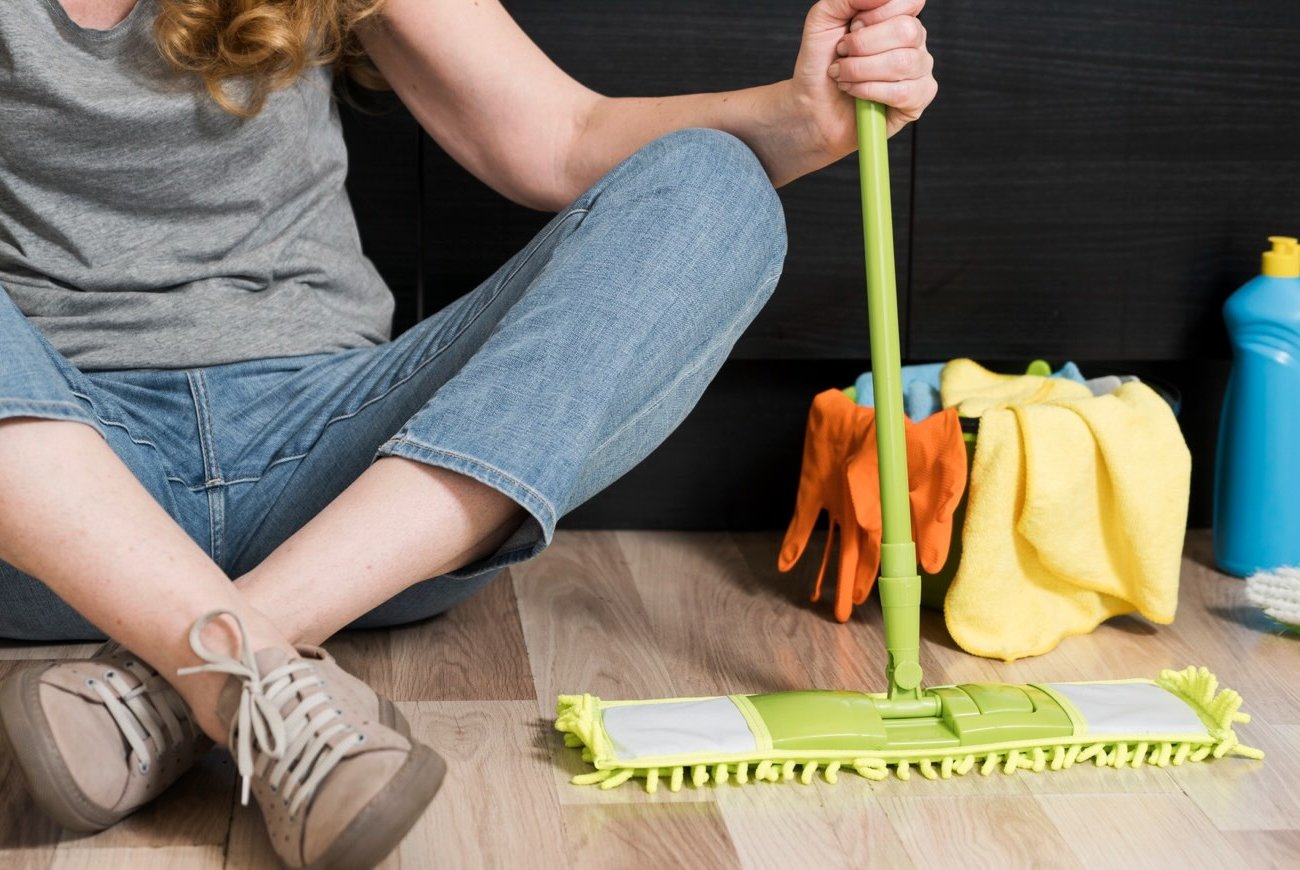 Полы будут липкими даже после тщательной уборки: запомните частую ошибку с моющим средством