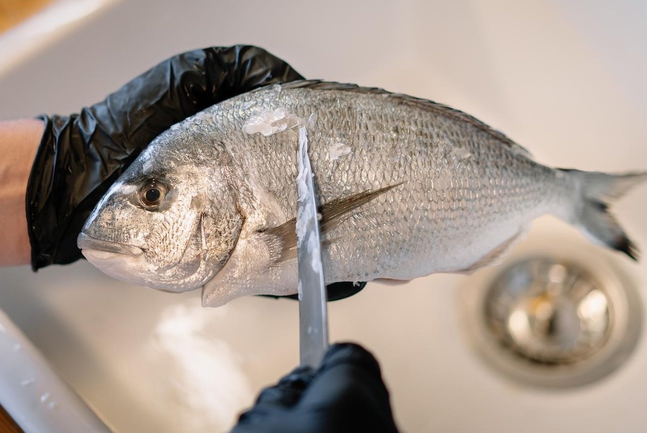 Чешуя больше не летит по всей кухне: секрет чистки рыбы без лишней грязи