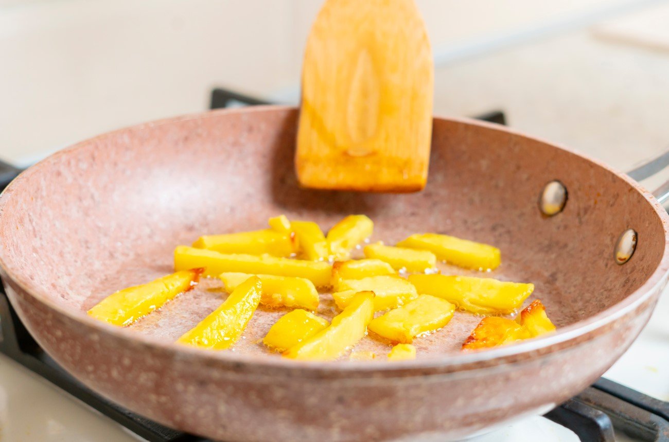 Как приготовить жареную картошку без лишнего масла: секретный ингредиент сделает вкус блюда идеальным