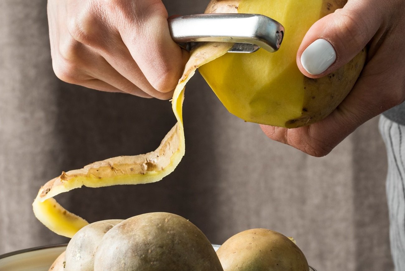 Картофельные очистки оказались настоящим кладом для огорода и кухни: всем дачникам и хозяйкам на заметку