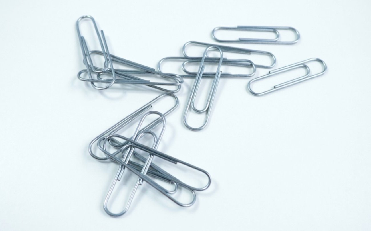 5 необычных способов применить канцелярскую скрепку дома: неожиданная польза копеечного предмета