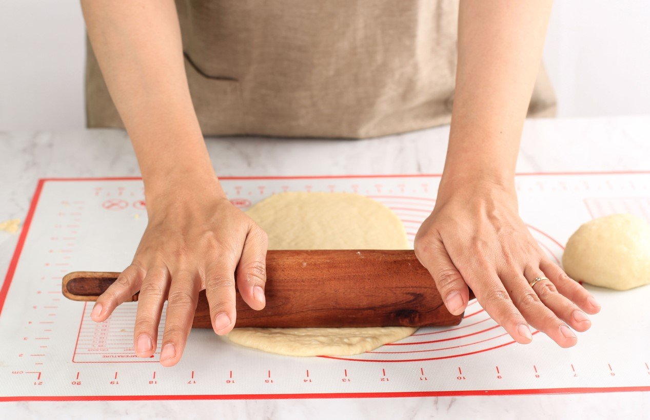 Как быстро раскатать тесто в жару: простой трюк со стеклянной бутылкой