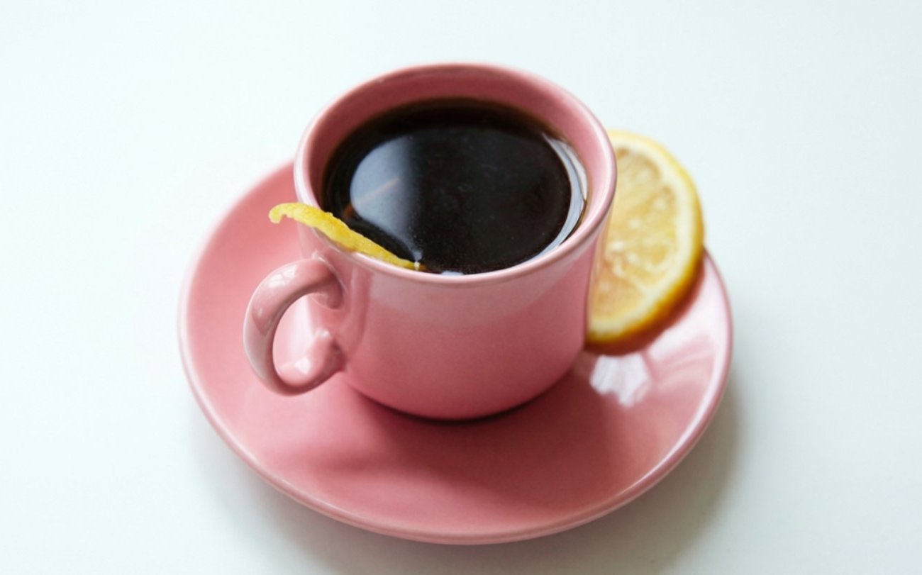 Кофе с лимоном творит чудеса, но подходит не всем: запомните неожиданный эффект и главные противопоказания