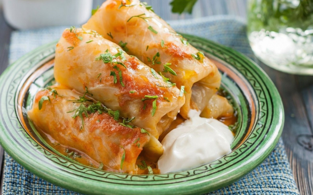 Необычные голубцы из пекинской капусты покорят своим вкусом: этот рецепт точно стоит попробовать