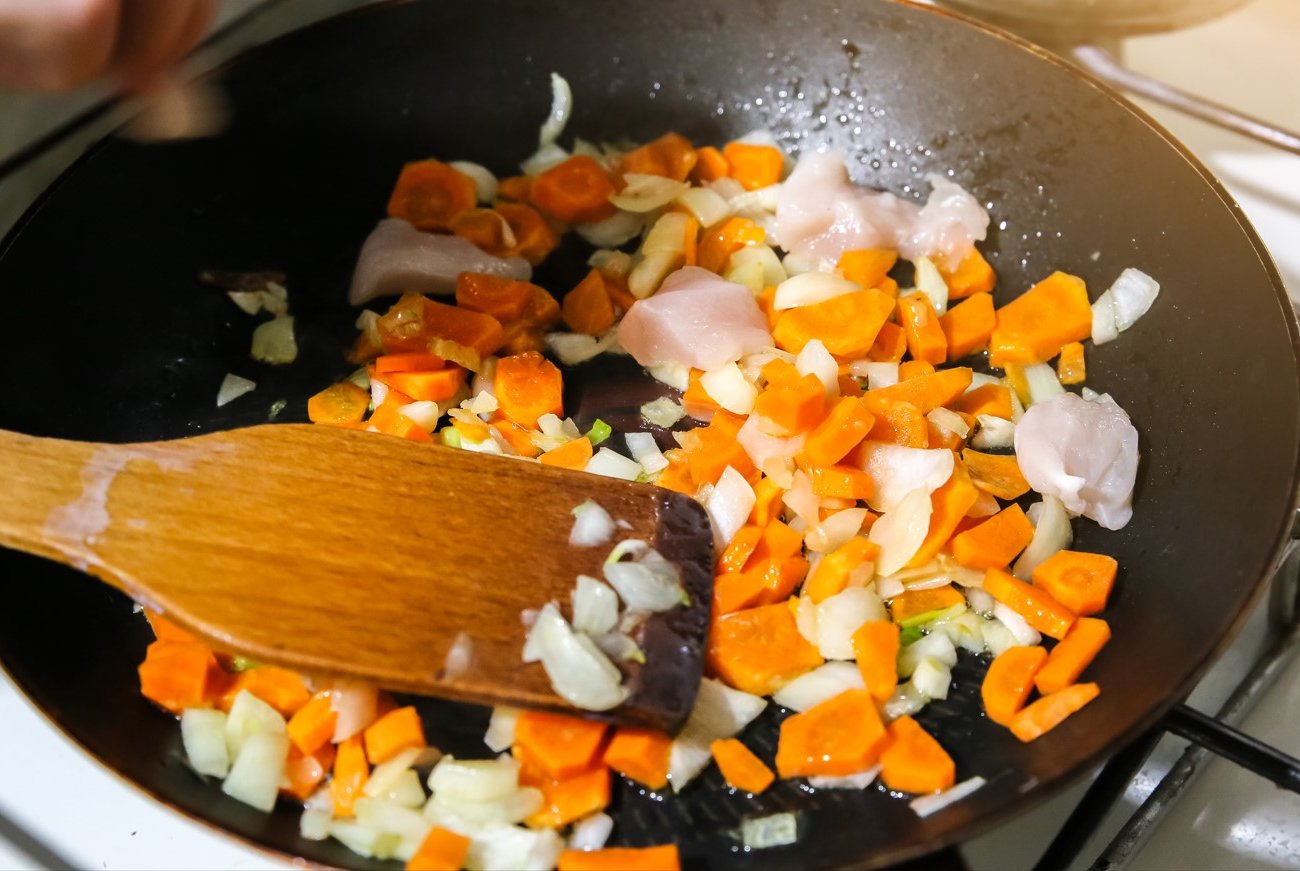 Что жарить первым — лук или морковь: единственное правило, которое меняет вкус всего блюда