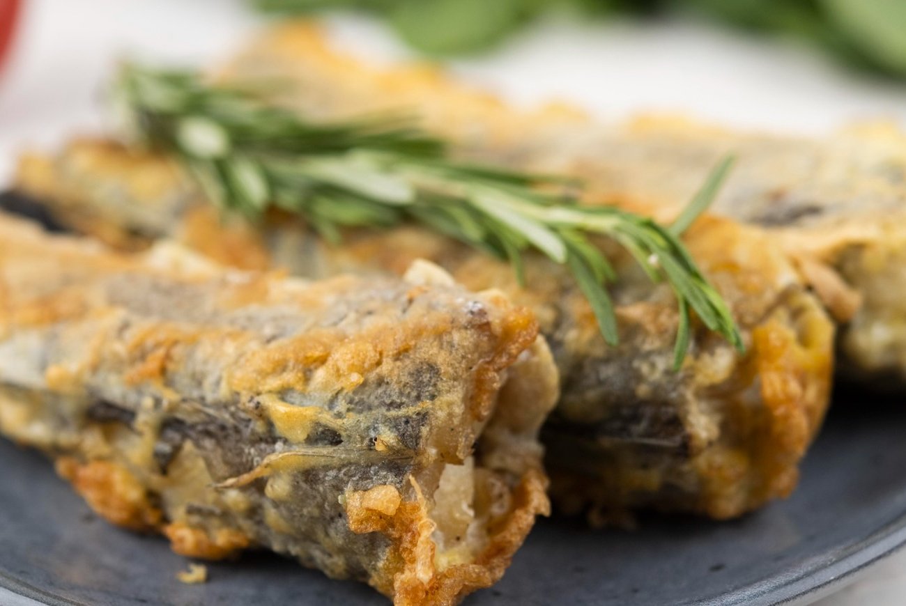 Вкус и аромат жареной скумбрии можно изменить до неузнаваемости: попробуйте неожиданный приём с лимоном