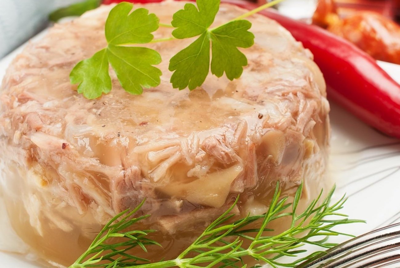 Холодец получится вкусным и прозрачным: запомните, когда правильно добавлять соль при варке