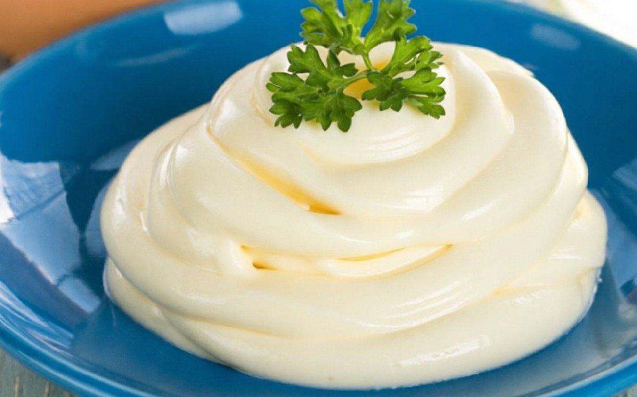 Домашний майонез получится вкуснее магазинного: 2 ингредиента для идеального соуса