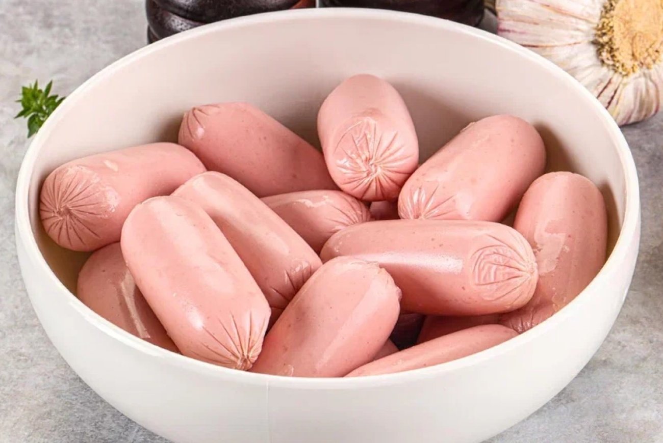 Сардельки сварятся сочными и не лопнут: правила варки продукта