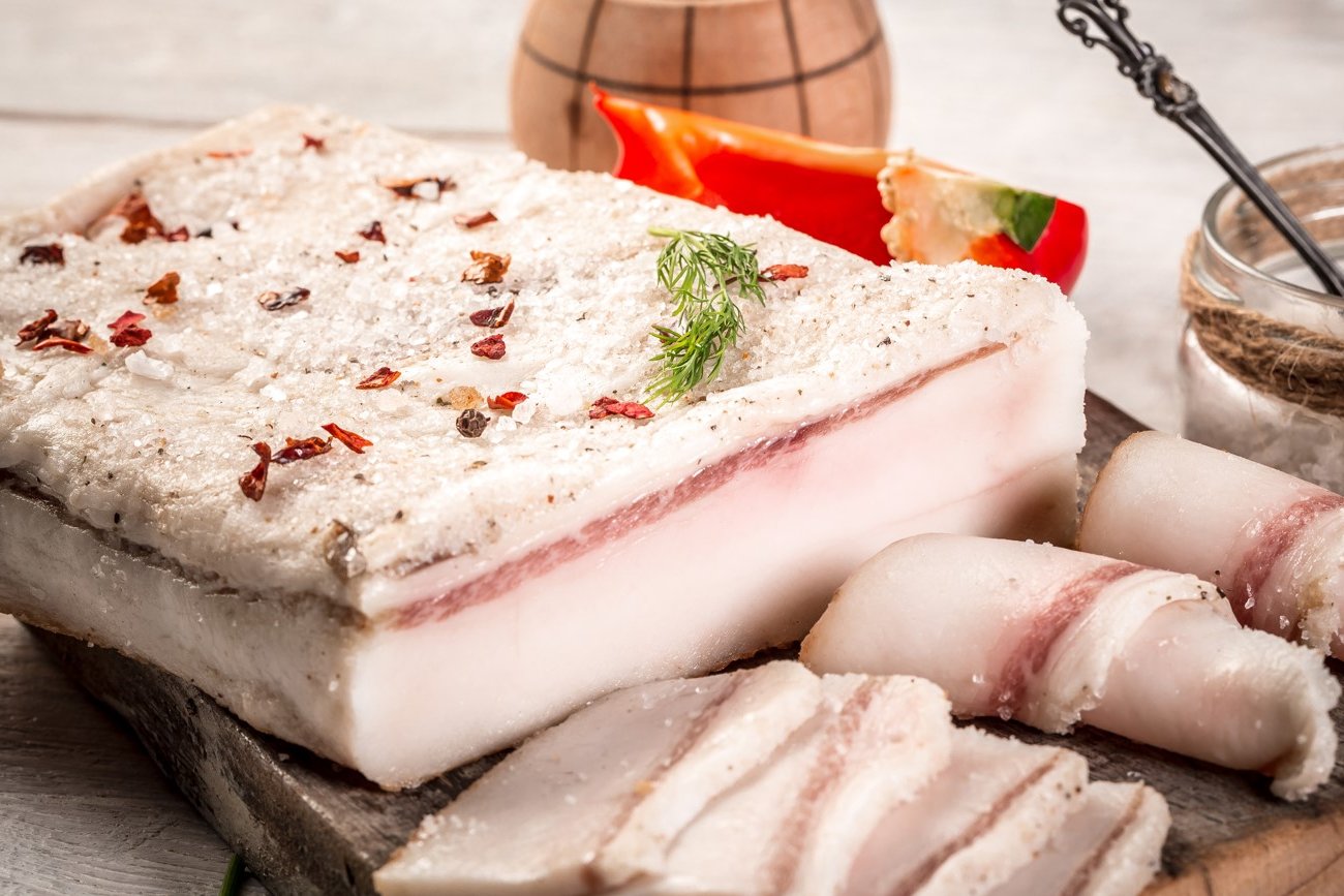 Соседи попросят рецепт вашего домашнего сала: кусочки с чесноком и специями будут таять во рту