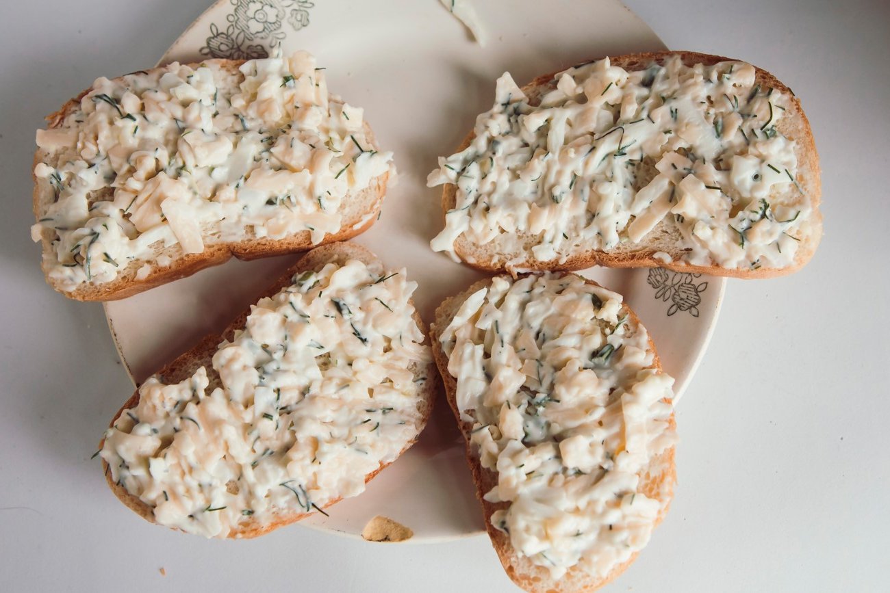 Эта рыбная намазка по вкусу не уступает красной икре: бутерброды расхватают за минуту