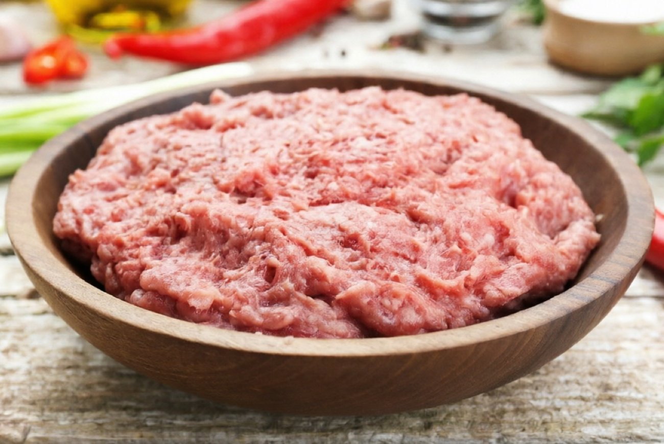 Почему опытные хозяйки не мешают фарш руками: запомните главную ошибку